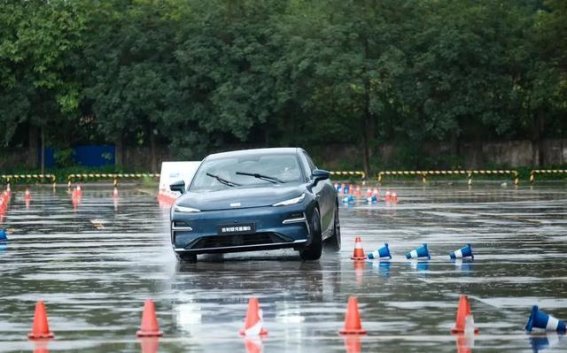 吉利银河星耀8操控实测：对标中高级车的全能之选