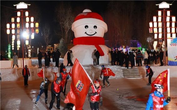 张掖冰雪狂欢夜：在丝路明珠的冰雪世界中撒欢