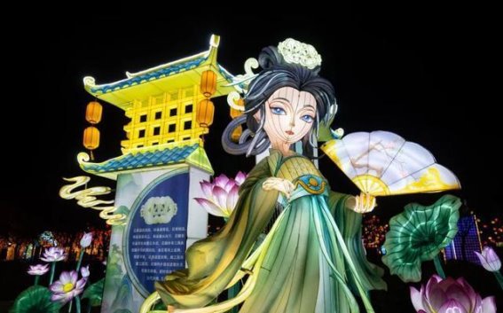 汉服与彩灯交相辉映，北京园博园里的新春之梦