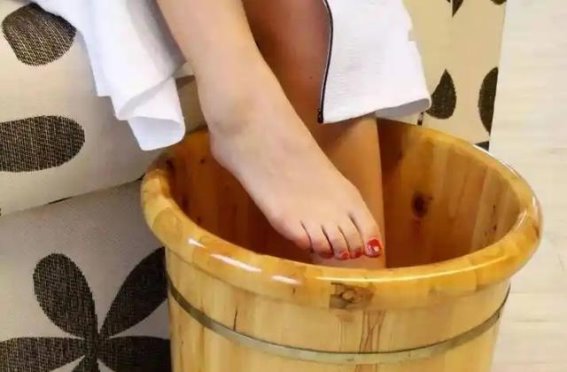 60岁后泡脚的最佳频率，医生教你如何避免过度养生