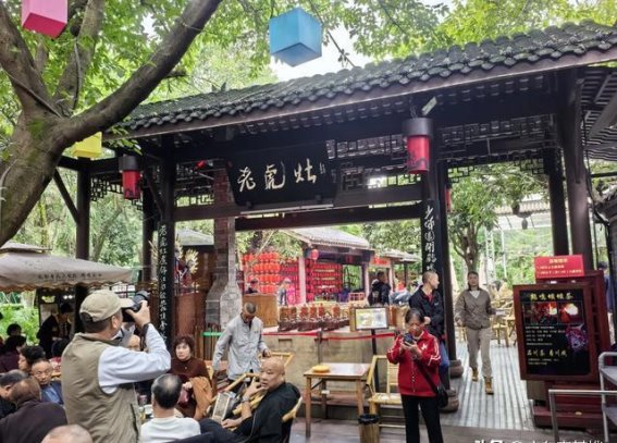 在鹤鸣茶社品味成都的悠闲生活