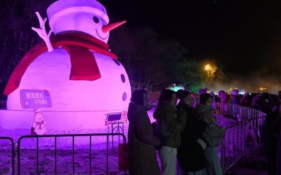 千山冰雪灯光盛宴，祈愿新年温暖如春