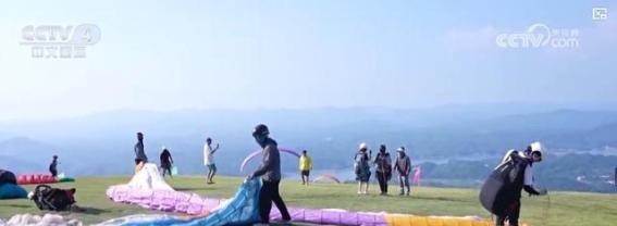暑期文旅的新风潮：夜游、滑翔伞与文博游的崛起