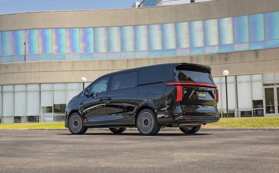 法拉第未来FX Super One正式亮相：创新设计与科技引领豪华MPV新风潮