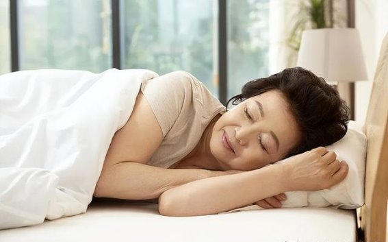 保持年轻的秘密：饮食、运动与睡眠的三大法宝