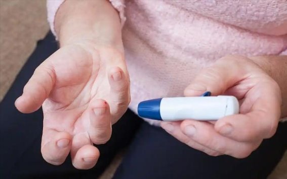 血糖高与喝水的关系：如何科学饮水避免血糖波动