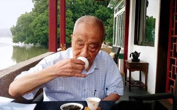 饮水与肺部健康：老年人应如何科学补水？