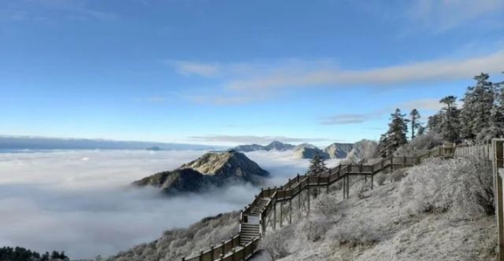 四川冬日初雪：山川披白，雪落人间