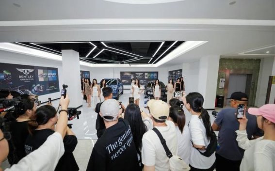 长沙万家丽名车中心：汽车与美学的完美邂逅