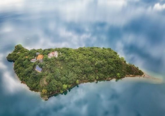 泸沽湖畔的宁静之美