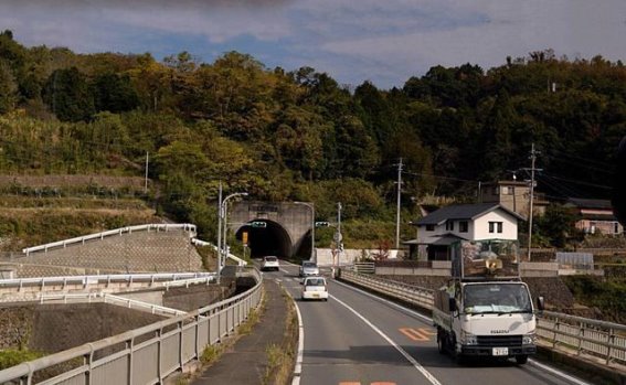 高速公路建设对比：日本与云南的交通之路
