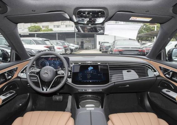 沃尔沃S90与奔驰E级对比：豪华轿车市场的竞争格局