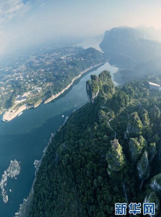 湖北恩施：日照金山，峰林如画