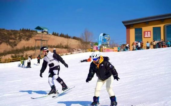 太原冬季新地标：采薇庄园四季滑雪场魅力绽放