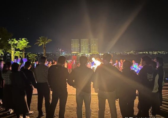 天屿湖篝火晚会：120人共享的激情与团结之夜