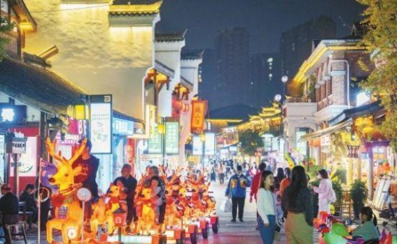 常德河街的夜晚，繁华与历史交织的浪漫时光