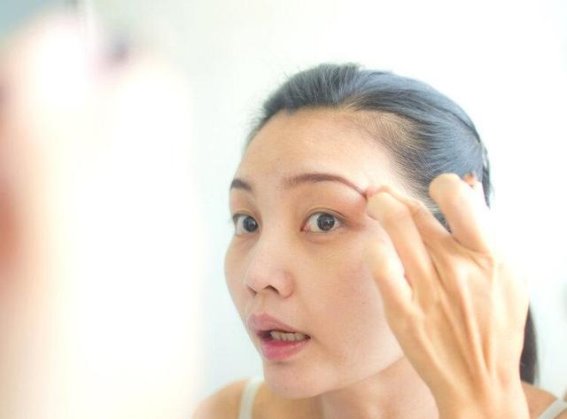中老年男性眉毛变长的原因及应对策略