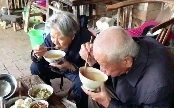 每天早晨喝豆浆的老人，三个月后身体或有这三大改善