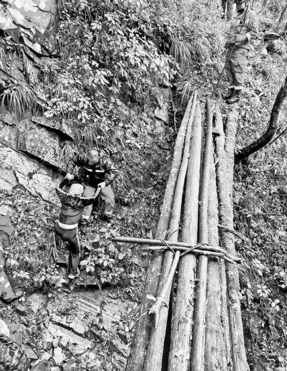 违规探险付出的代价：5名“驴友”自担2万元救援费用