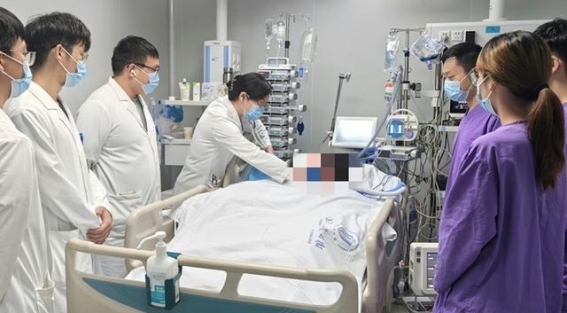 心跳的较量：一位女子与爆发性心肌炎的生死搏斗