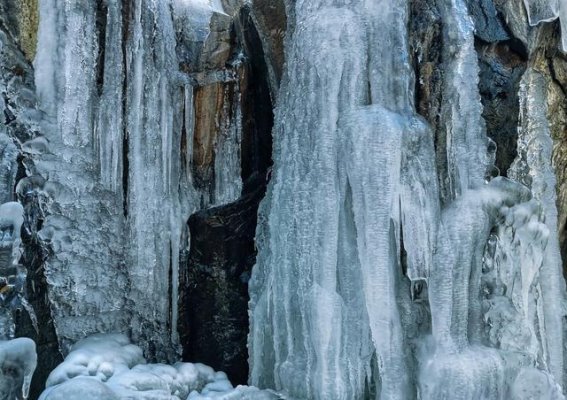 冬日的冰瀑奇观，泰山五女瀑的浪漫冰雪世界