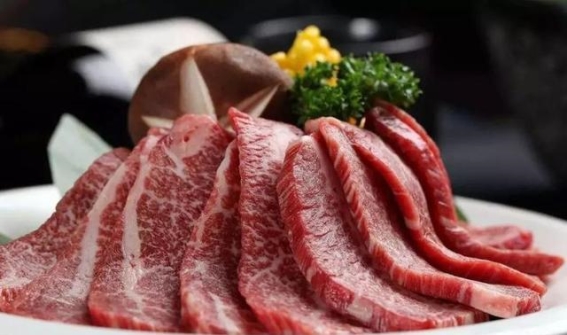年过五十，肉类摄入应谨慎：中老年人应避开这些肉类