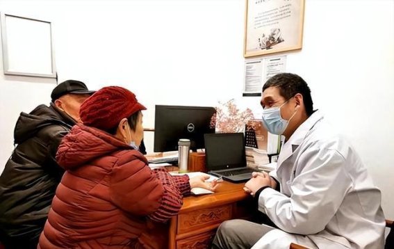 春日暖阳下的城市漫步