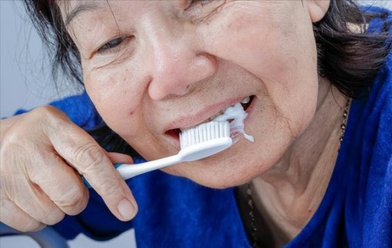老年人如何刷牙才能有效管理高血压？医生提醒：牢记这三个关键点！