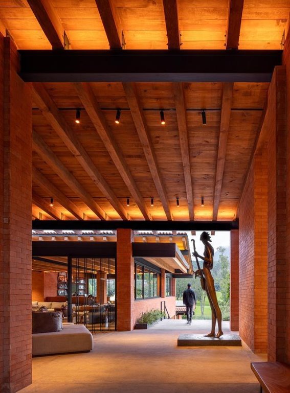 洪达罗酒店：在森林中复兴现代主义的建筑奇迹