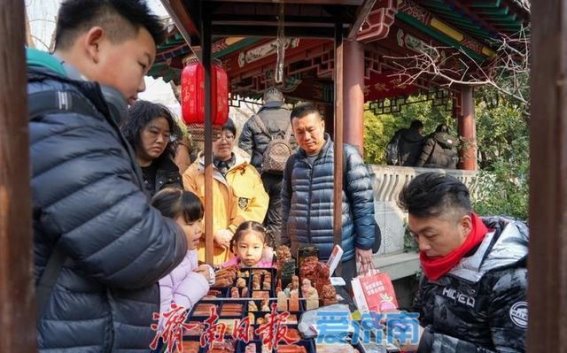 立春时节济南旅游市场繁荣 游客蜂拥而至迎新春