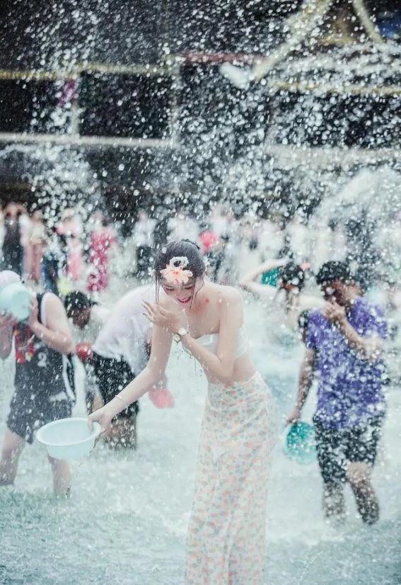 云南少数民族节日的独特魅力：泼水节与特懋克节的狂欢碰撞