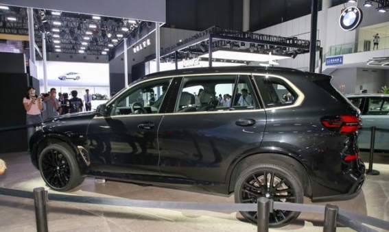 宝马X5 xDrive40Li黑焰限量版：黑金豪华与极致运动的完美结合