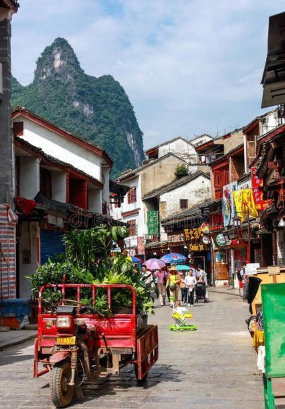 阳朔西街夜晚的魅力：传统与现代的完美交融