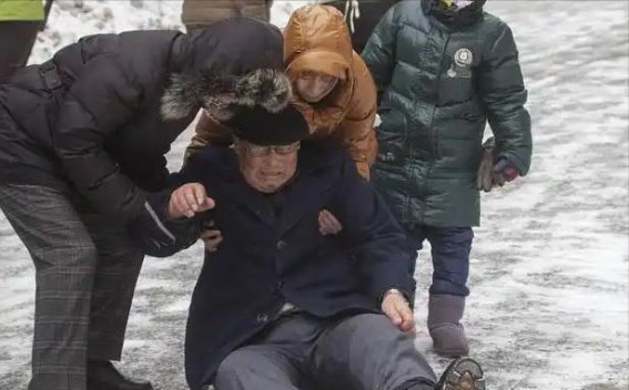 冬季寒冷，提醒中老年人：若不想脑梗来临，外出一定要多留心3事