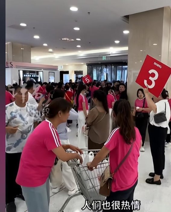 北京600人团逛胖东来，导游变身“超市保姆”令人意外