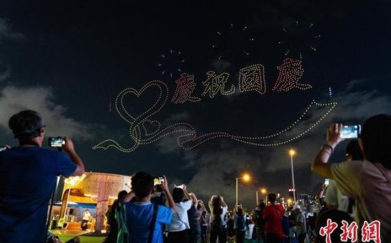 维港夜空的璀璨交响——无人机表演庆祝国庆