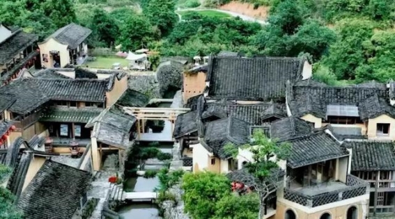 适合老夫老妻的金秋旅行：六个物价低、节奏慢的小县城