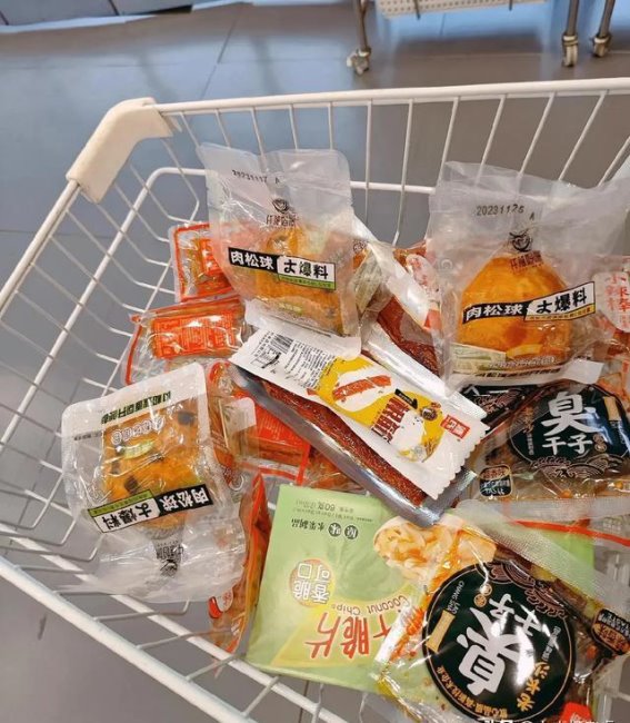 《零食大采购：探寻超市的美味宝藏》