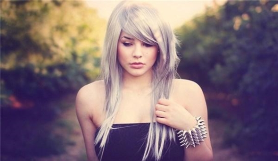 人到中年，承载重负，砥砺前行文章人到中年，很累，但却无路可退人的一生就像在登山，每到一个高度就会看到不一样的风景。如果把人生分成几个阶段，可以分为幼年、少年、青年、中年和老年。幼年时，我们天真无邪，享受着全家人的关爱；少年时，我们懵懂轻狂，在自己的小世界里幻想着长大后的模样；青年时，我们意气风发，梦想着通过自己的努力开拓出一片广阔天地。