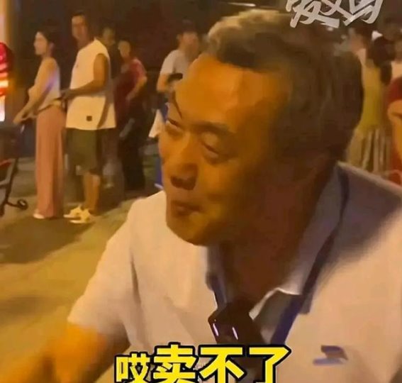 青岛执勤大爷驱赶摆摊儿大学生事件的权力滥用与社会反响