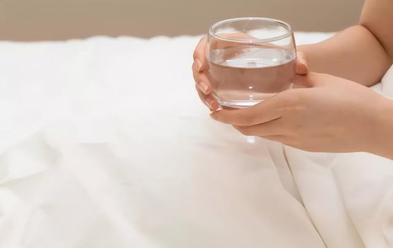 睡前大量饮水的三大隐患，你了解吗？