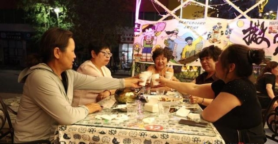 逛夜市赏星空 驾房车游阿勒泰 假期玩乐新体验