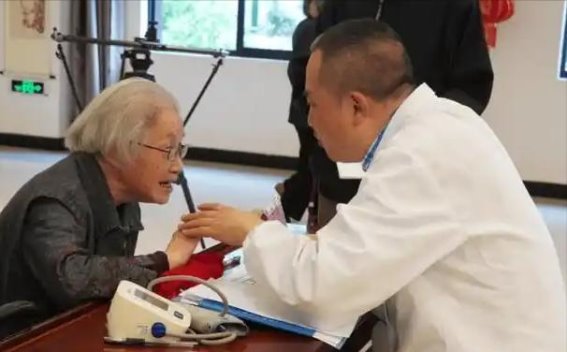 冠心病患者冬季饮食需谨慎，医生建议远离这4种食物，尤其是这道菜