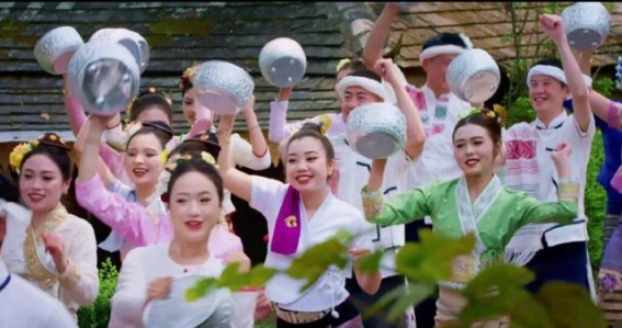 勐海县泼水舞曲《开泼喽》：传统与现代的完美交融