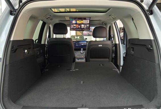 零跑C16迎来重大升级，五座大床房布局更显家用诚意