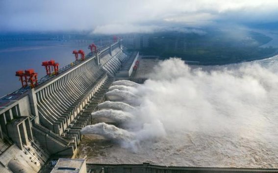 三峡大坝：2500亿投资，20年后的回报与影响如何？提起三峡大坝，这个中国水利工程的巨无霸，无人不知、无人不晓。作为世界上最大的水利枢纽工程，它不仅改变了长江流域的地理面貌，还在经济、社会和环境方面产生了深远影响。