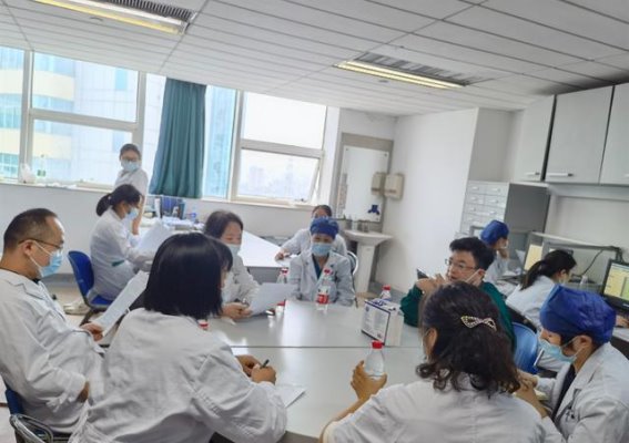 生命的奇迹：母爱的奉献与医疗的守护