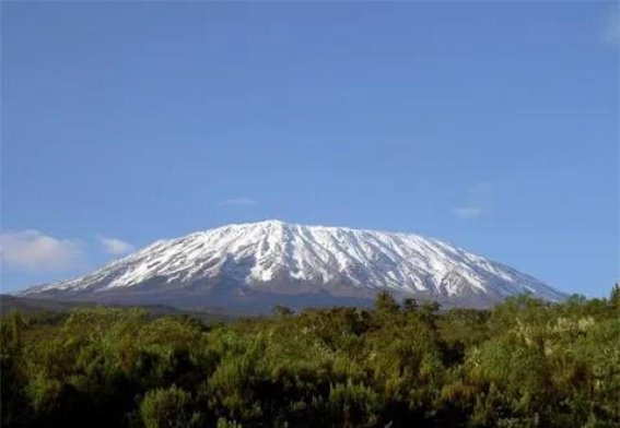 赤道上的永恒雪峰：乞力马扎罗山的神秘与传奇