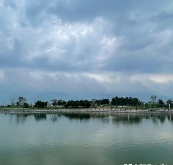 运城盐湖的五彩梦境：一场自然的奇幻之旅