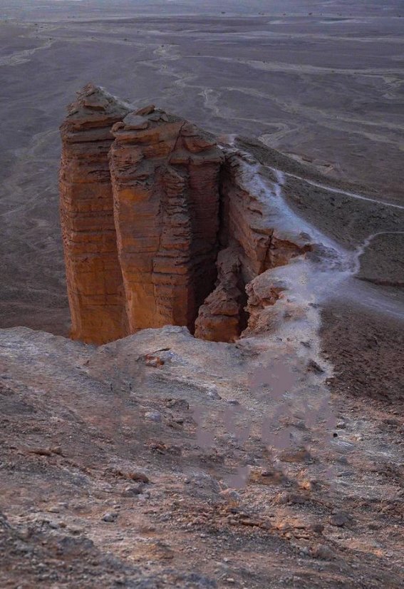 沙特的世界之崖：荒凉与壮丽交织的终极冒险